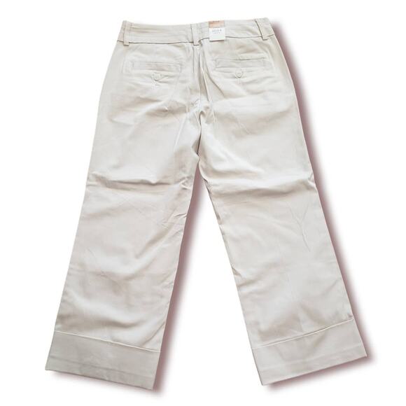 Old Navy Just Below Waist Stretch Cream Capri Pants - Size 4 - Picture 2 of 5
